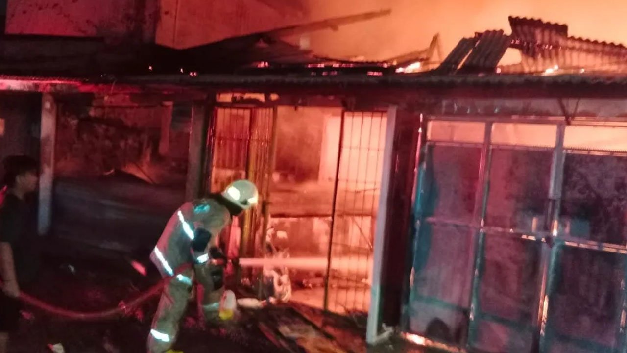 SI JAGO MERAH: Kebakaran Hanguskan Enam Bangunan di Kembangan Jakarta Barat, Kerugian Ditaksir Ratusan Juta