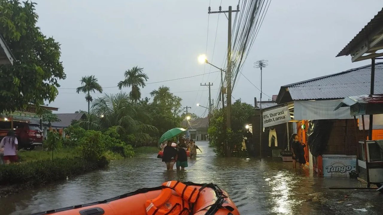 Ratusan Warga Tunggul Hitam Padang Dievakuasi Akibat Banjir